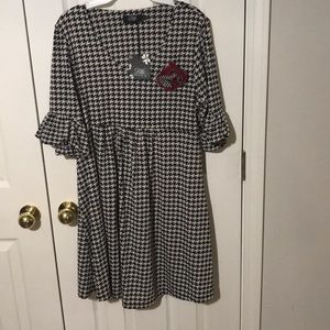 Houndstooth dress. NWT. Size Large. Decorative pin